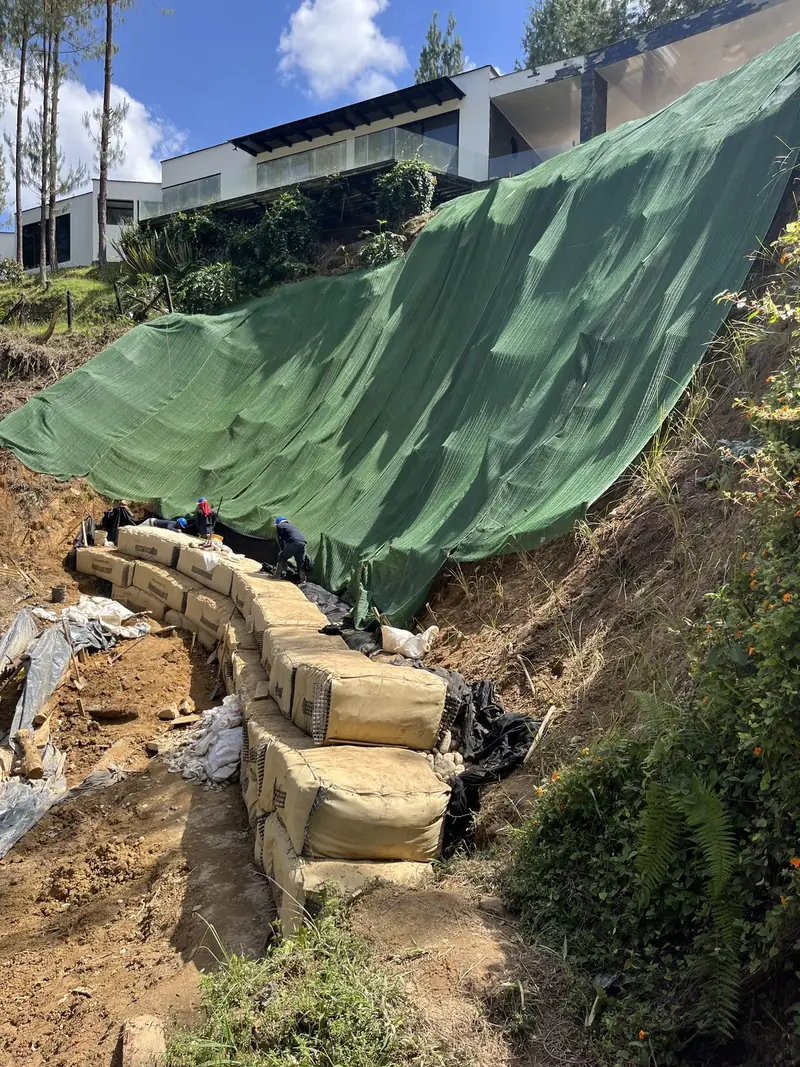 Muro de contención y talud protegido en Soto del Este, El Retiro